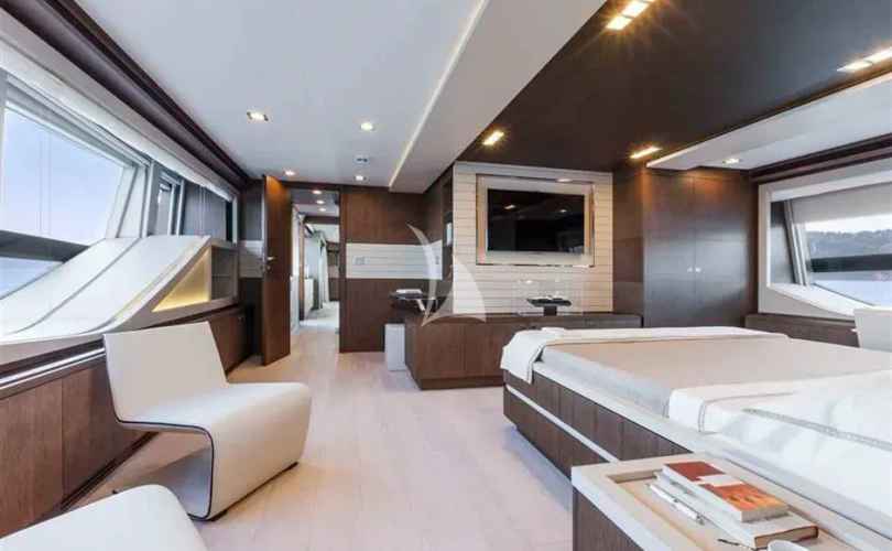 Ferretti Custom Line 100