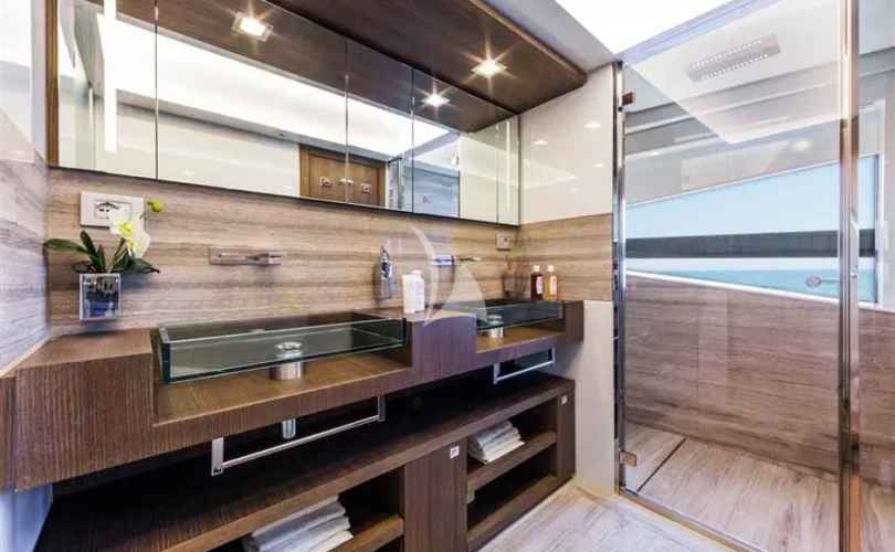 Ferretti Custom Line 100