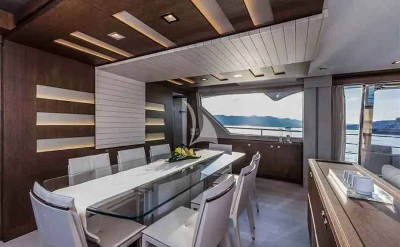 Ferretti Custom Line 100