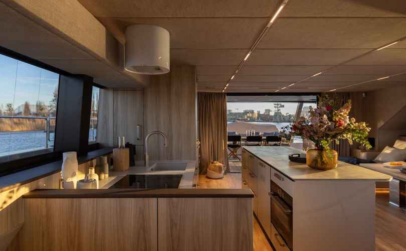 Moon Yacht 60