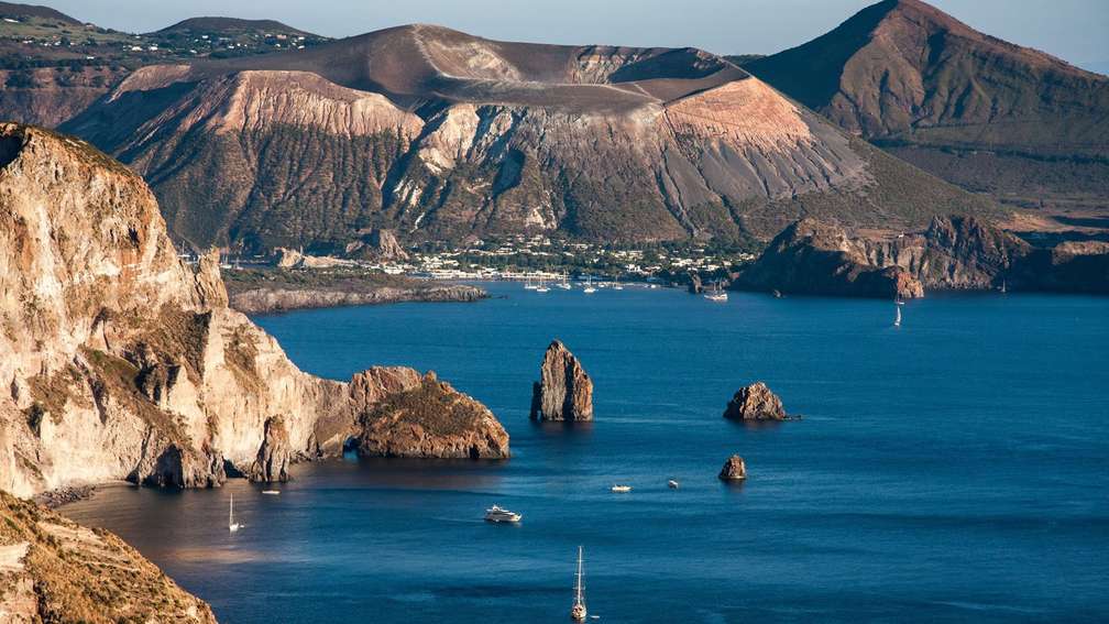 L'archipel volcanique des éoliennes en goélette