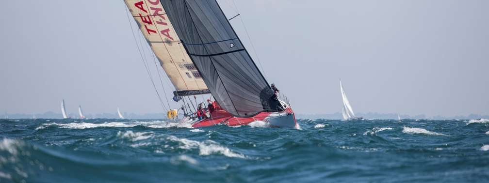 Photo Equipier en course au large sur un Volvo 60