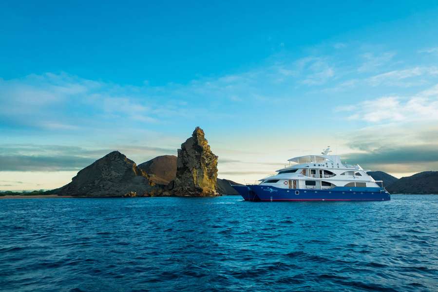 Explora la naturaleza salvaje de las Galápagos en catamarán a motor