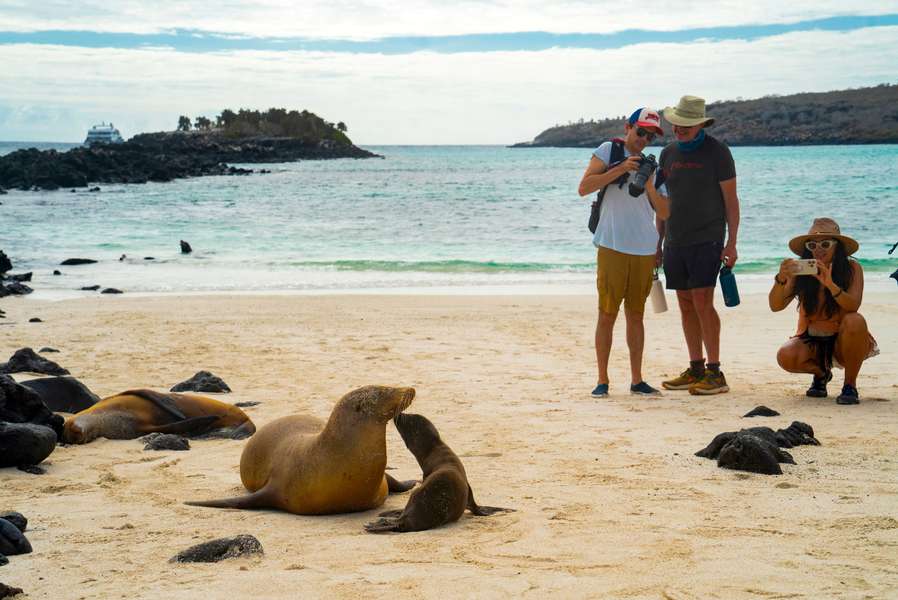 Explorez la nature sauvage des Galápagos en catamaran à moteur
