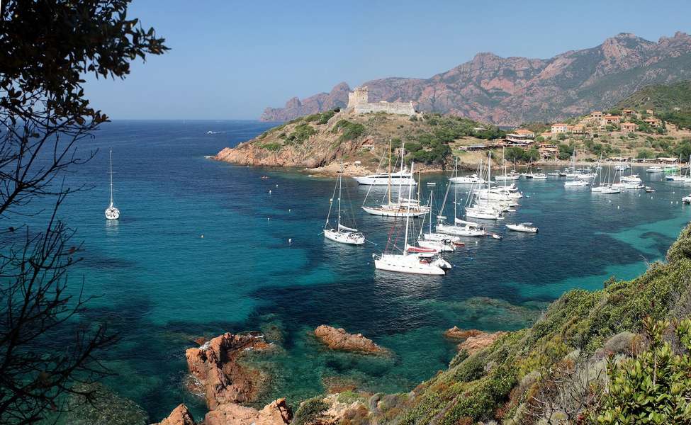 Le nord de la Corse en voilier avec équipage