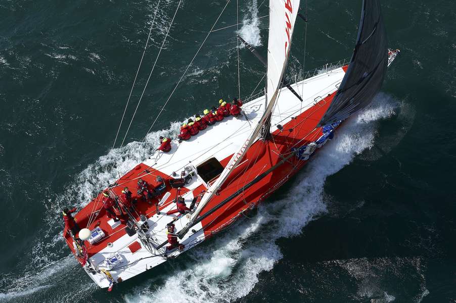 Equipier en course au large sur un Volvo 60
