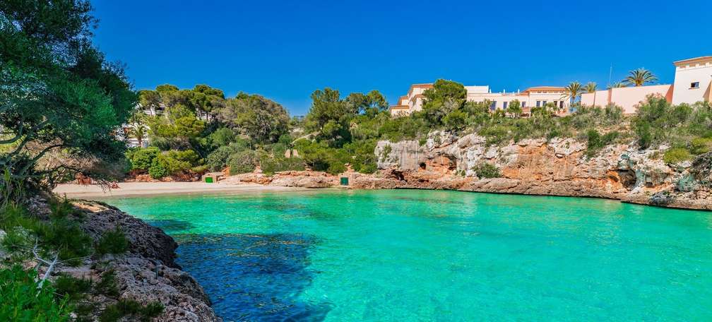 Crociera su un catamarano con equipaggio alle Baleari