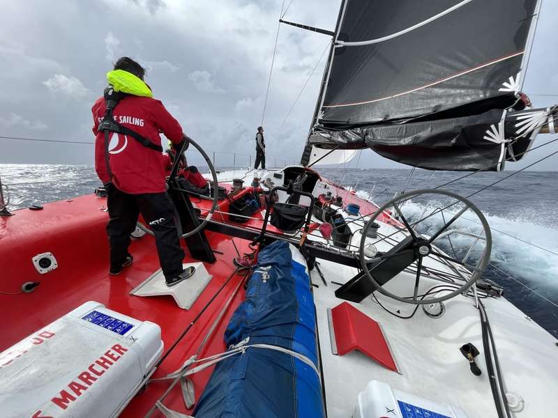 Photo Equipier en course au large sur un Volvo 60