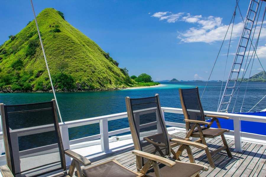 Photo Erkunden Sie Indonesien auf einem traditionellen Segelboot