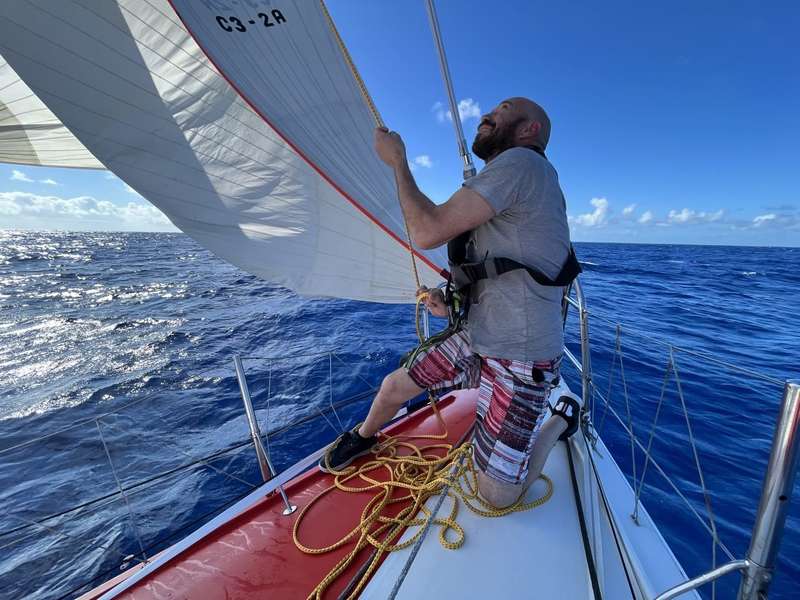 Photo Equipier en course au large sur un Volvo 60