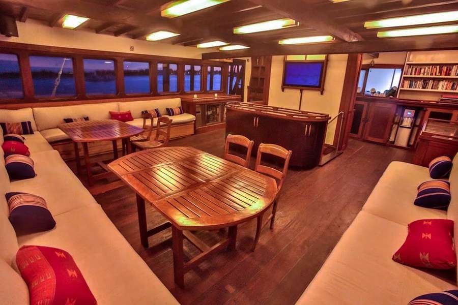 Photo Erkunden Sie Indonesien auf einem traditionellen Segelboot
