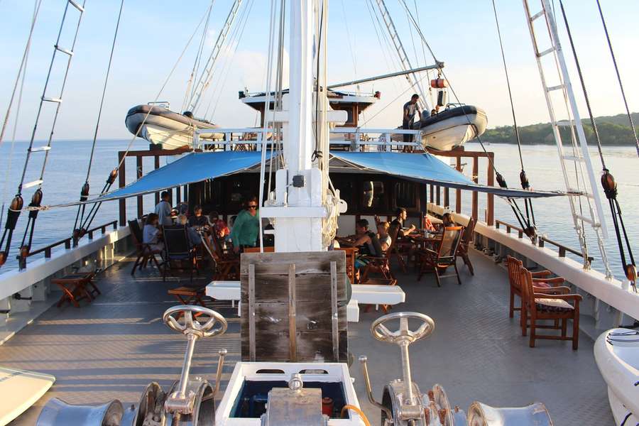 Photo Erkunden Sie Indonesien auf einem traditionellen Segelboot