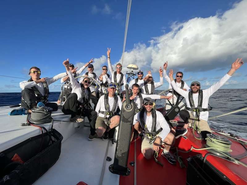 Photo Equipier en course au large sur un Volvo 60