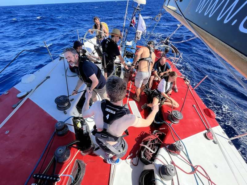 Photo Equipier en course au large sur un Volvo 60