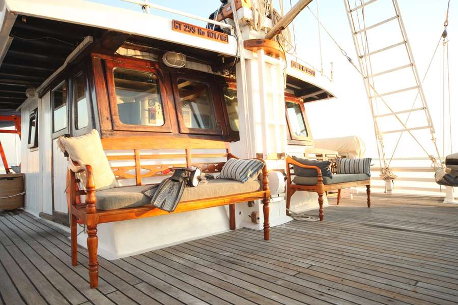 Photo Erkunden Sie Indonesien auf einem traditionellen Segelboot