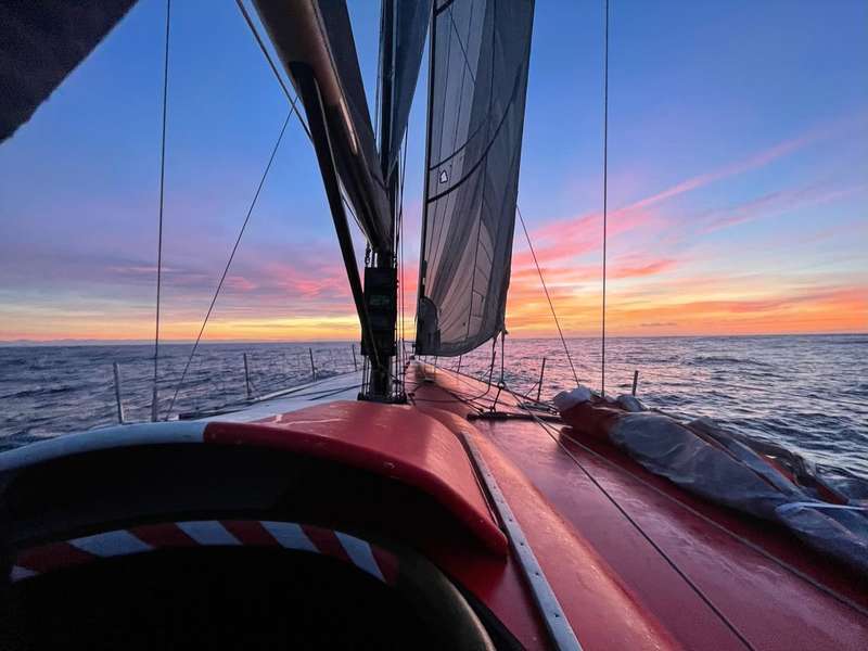 Photo Equipier en course au large sur un Volvo 60