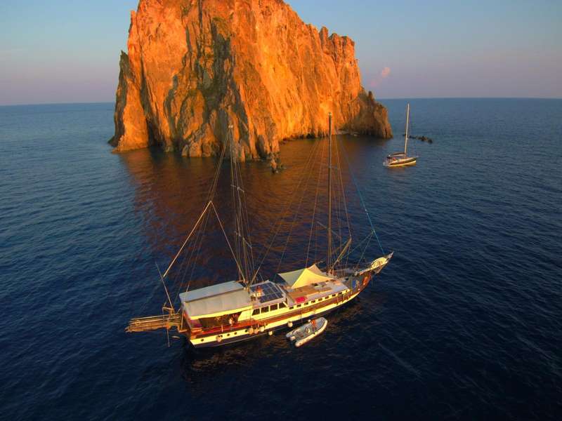 Photo Dalla Sicilia alle isole Eolie a bordo di Kaptan Yilmaz