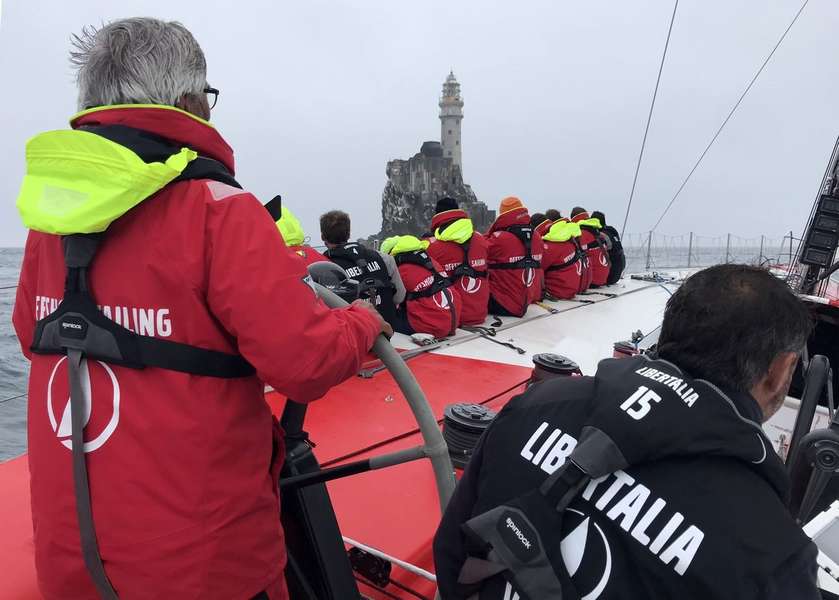 Photo Equipier en course au large sur un Volvo 60
