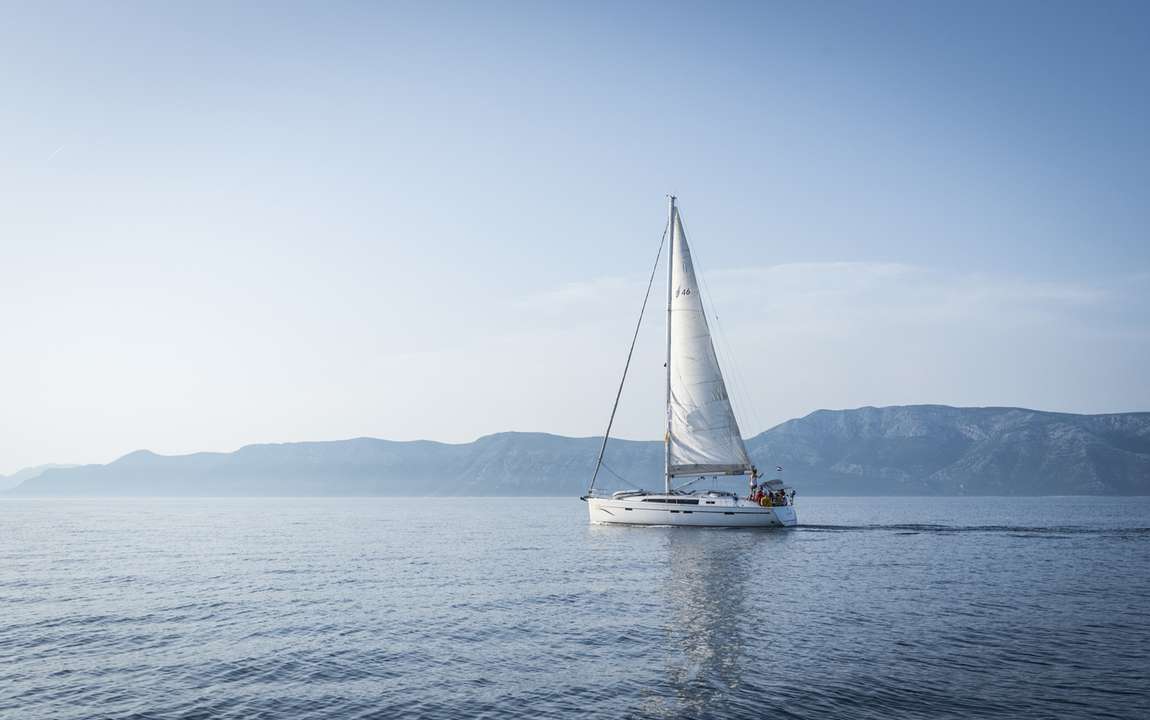 Por qué te conviene navegar a vela