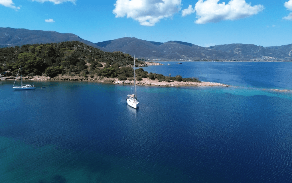 Navegar en temporada baja: por qué mayo-junio y septiembre suelen ser mejores que agosto