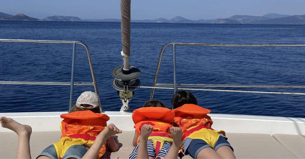 Croisière en famille en Grèce : une semaine dans le Golfe Saronique avec des enfants.