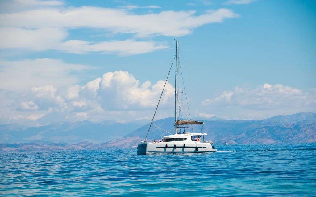 Navigare in Catamarano: il modo più bello di vivere il mare