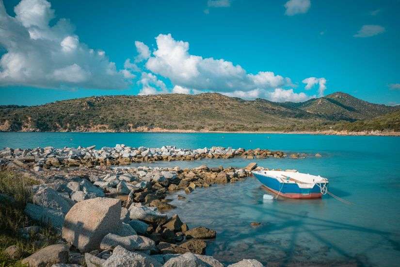 ¿Cuáles son las playas más bonitas para navegar por Cerdeña?
