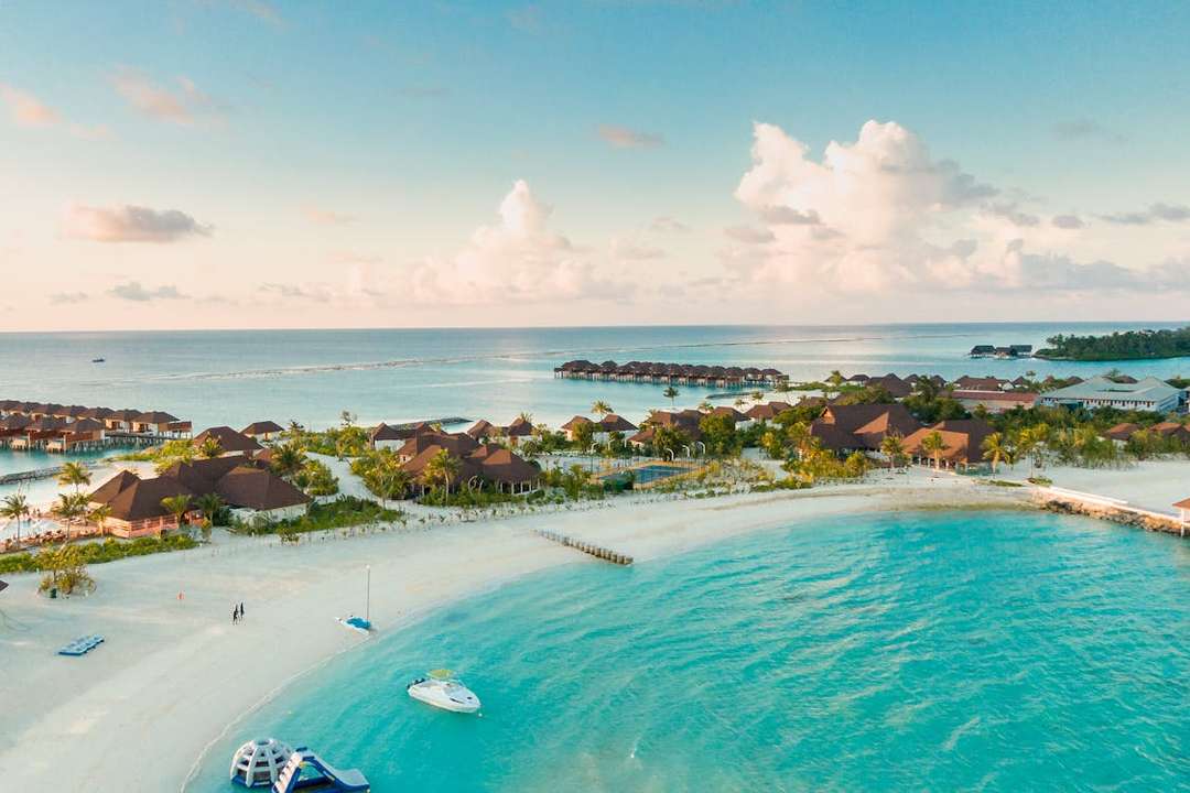 Indeciso sulla tua destinazione tropicale? Scopri le mete più affascinanti con GlobeSailor!