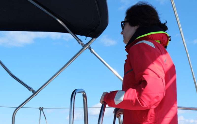 Perfecta navegación a vela en el Golfo Sarónico