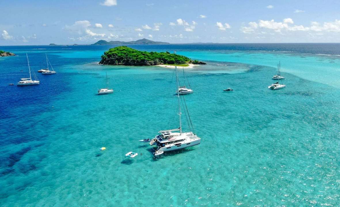 Naviguer aux Antilles en été : pourquoi la Martinique et la Guadeloupe restent des destinations idéales ?