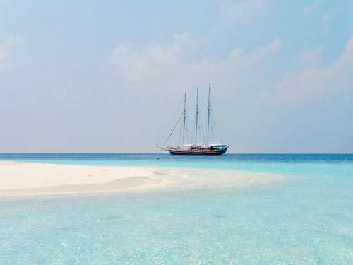 Naviguez entre les atolls des Maldives à bord d'une charmante goélette