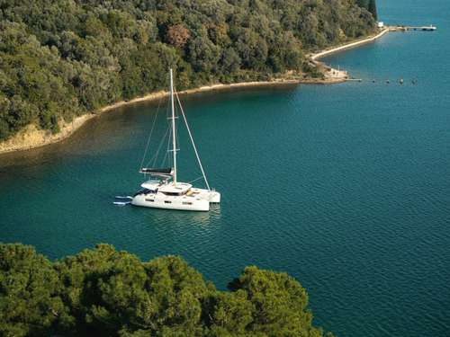 Sillonnez les superbes côtes de la mer Adriatique en catamaran