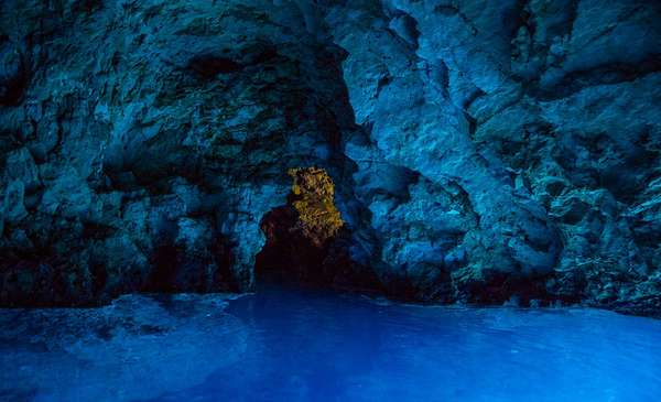 Dans la grotte bleue de Bisevo