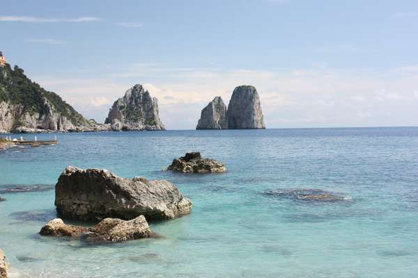 Nagez près de Capri et de ses Faraglioni