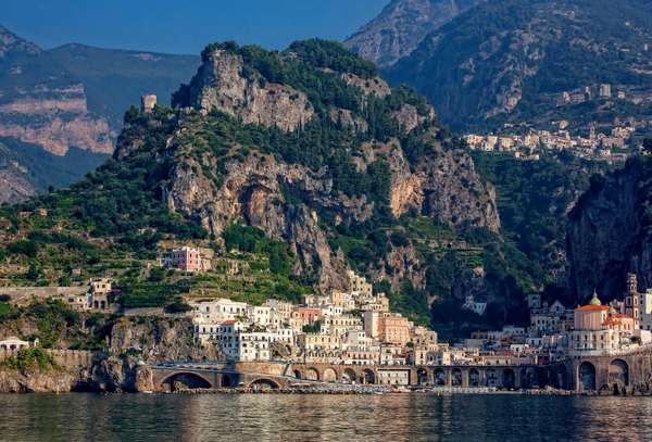 La côte Almafitaine et ses villages construits à flanc de montagne