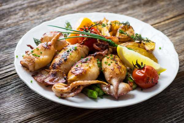 Probieren Sie den traditionellen gegrillten Tintenfisch.