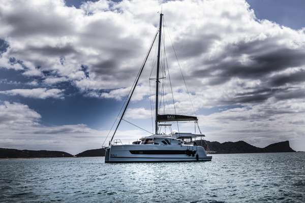 Disfruta navegando en tu catamarán