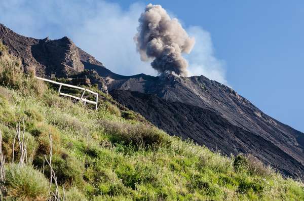 Stromboli i jego dymiący krater