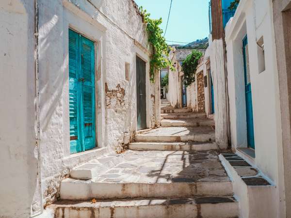 Passeggia per i vicoli bianchi e blu