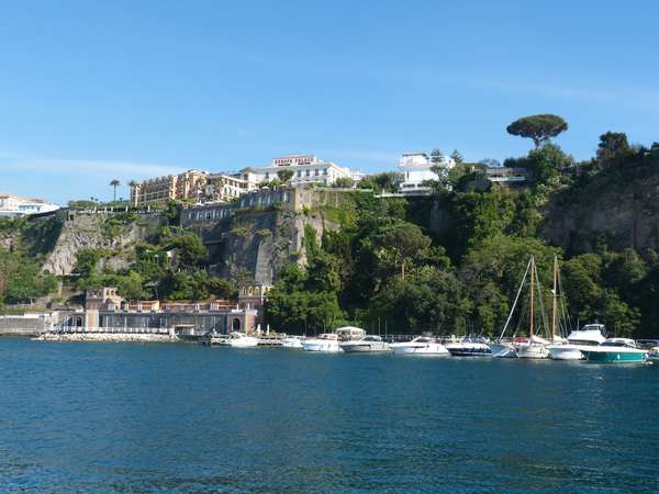 Explorez le port de Sorrente