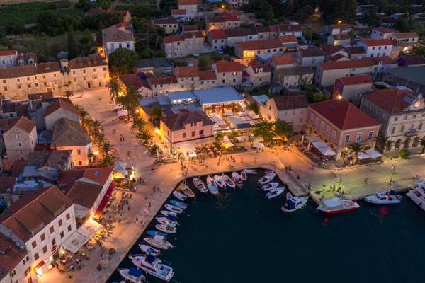 Stari Grad und sein Hafen