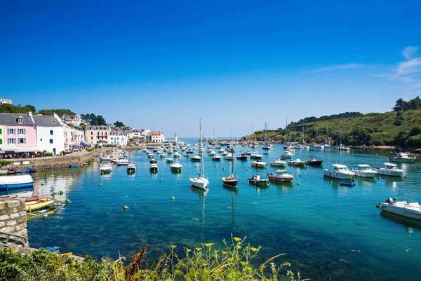 Accostez le joli port de Sauzon