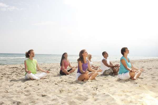 Sesión de meditación en la playa