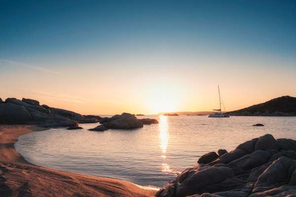 Entspannen Sie sich während Sie den Sonnenuntergang beobachten