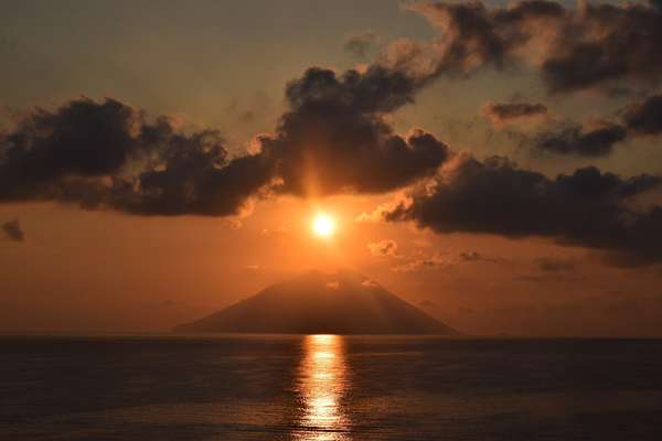 Bewundern Sie den Sonnenuntergang über Stromboli