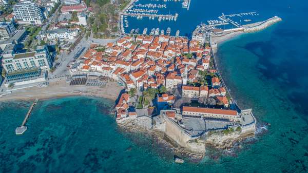 Découvrez Budva et ses belles plages de sable blanc