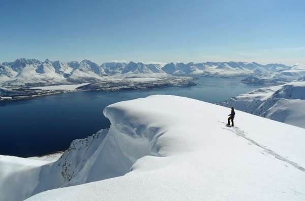 Au sommet de la montagne Ullstinden