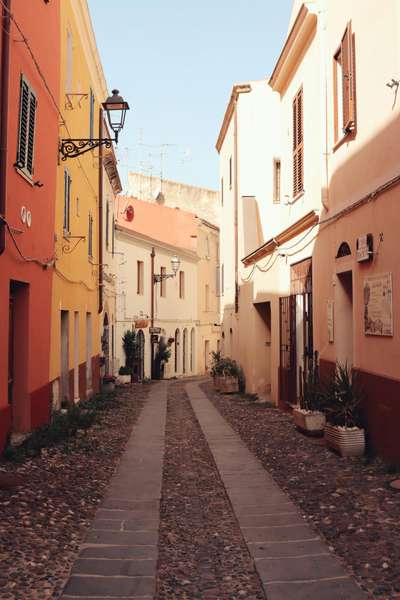 Pasear por las estrechas calles de Cerdeña