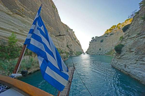Le passage du canal de Corinthe