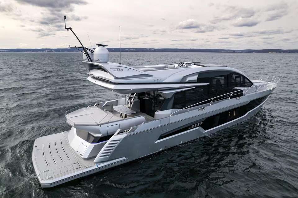 Galeon 700 Skydeck